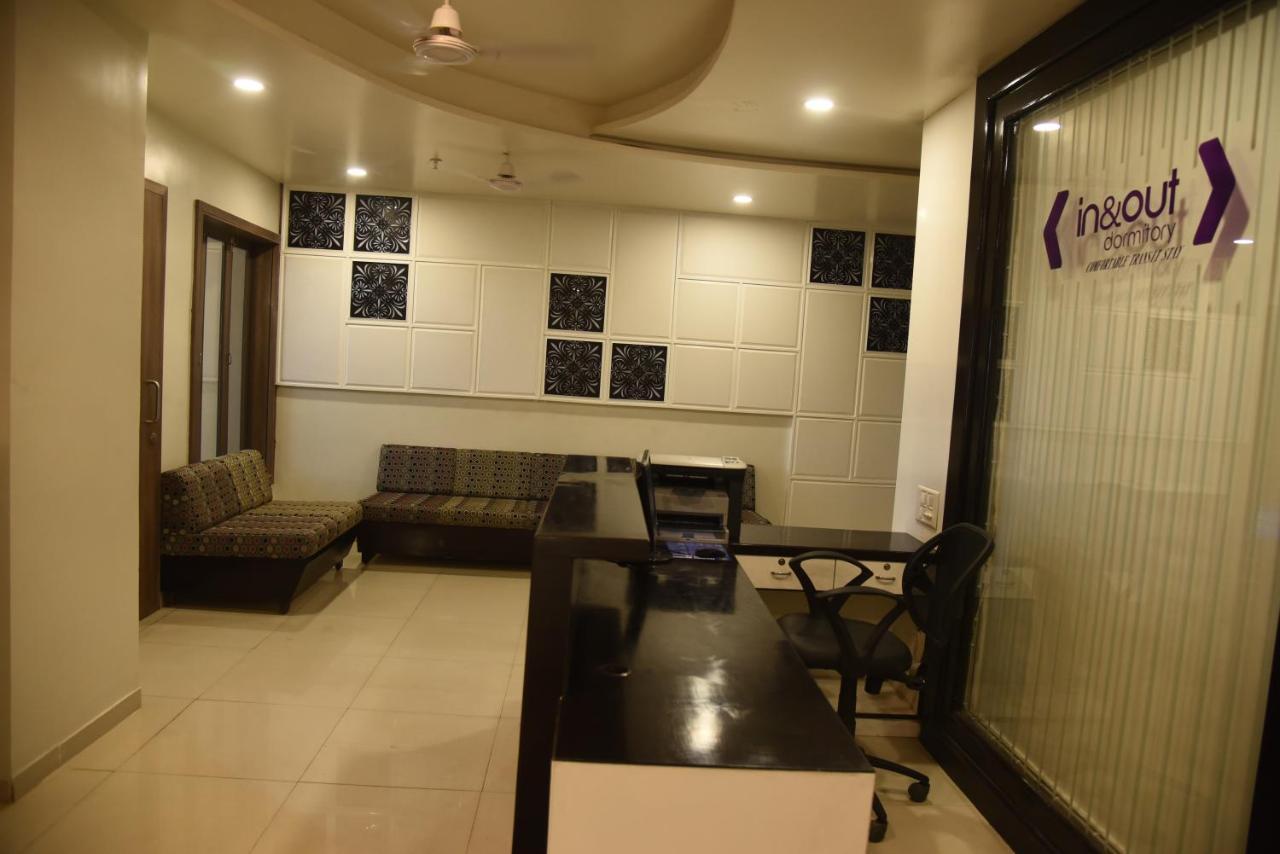 In & Out Dormitory Ahmedabad Extérieur photo