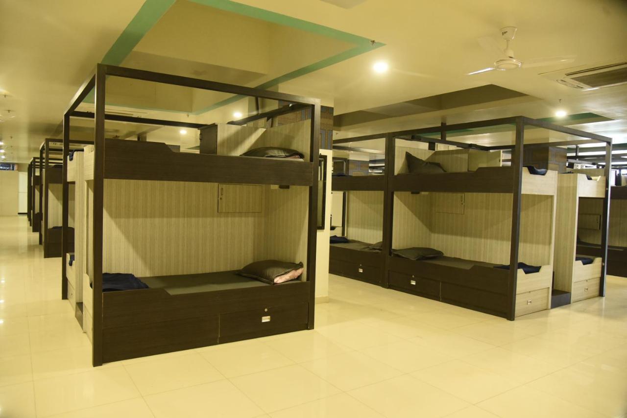 In & Out Dormitory Ahmedabad Extérieur photo