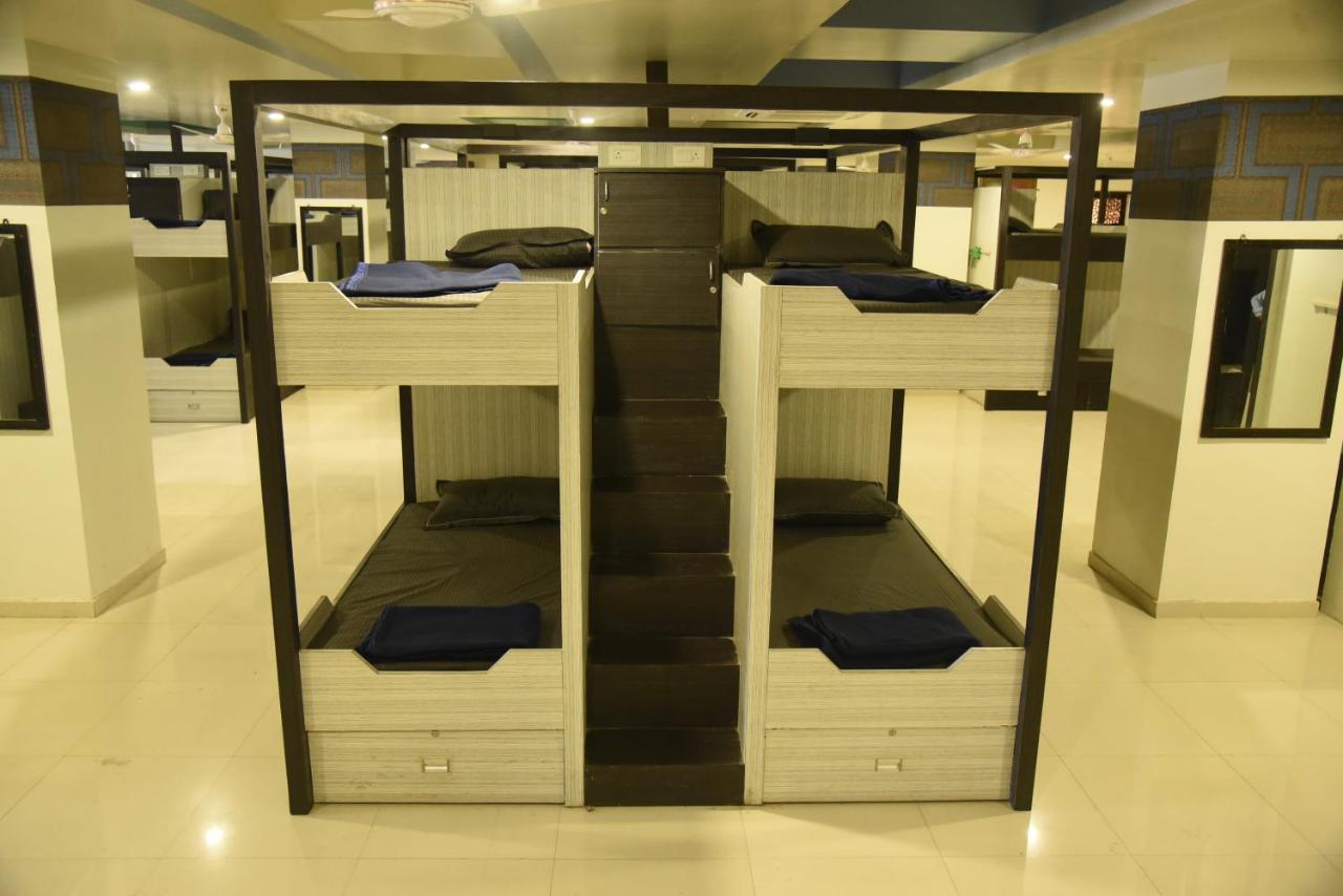 In & Out Dormitory Ahmedabad Extérieur photo