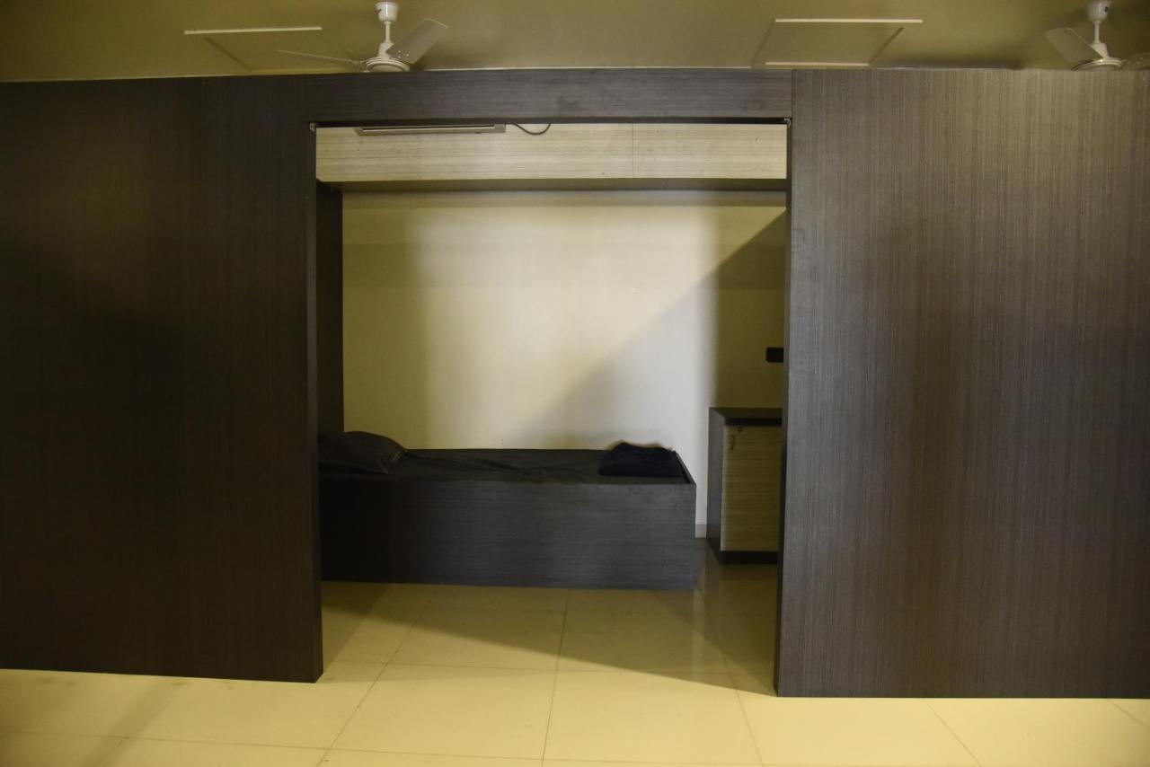 In & Out Dormitory Ahmedabad Extérieur photo