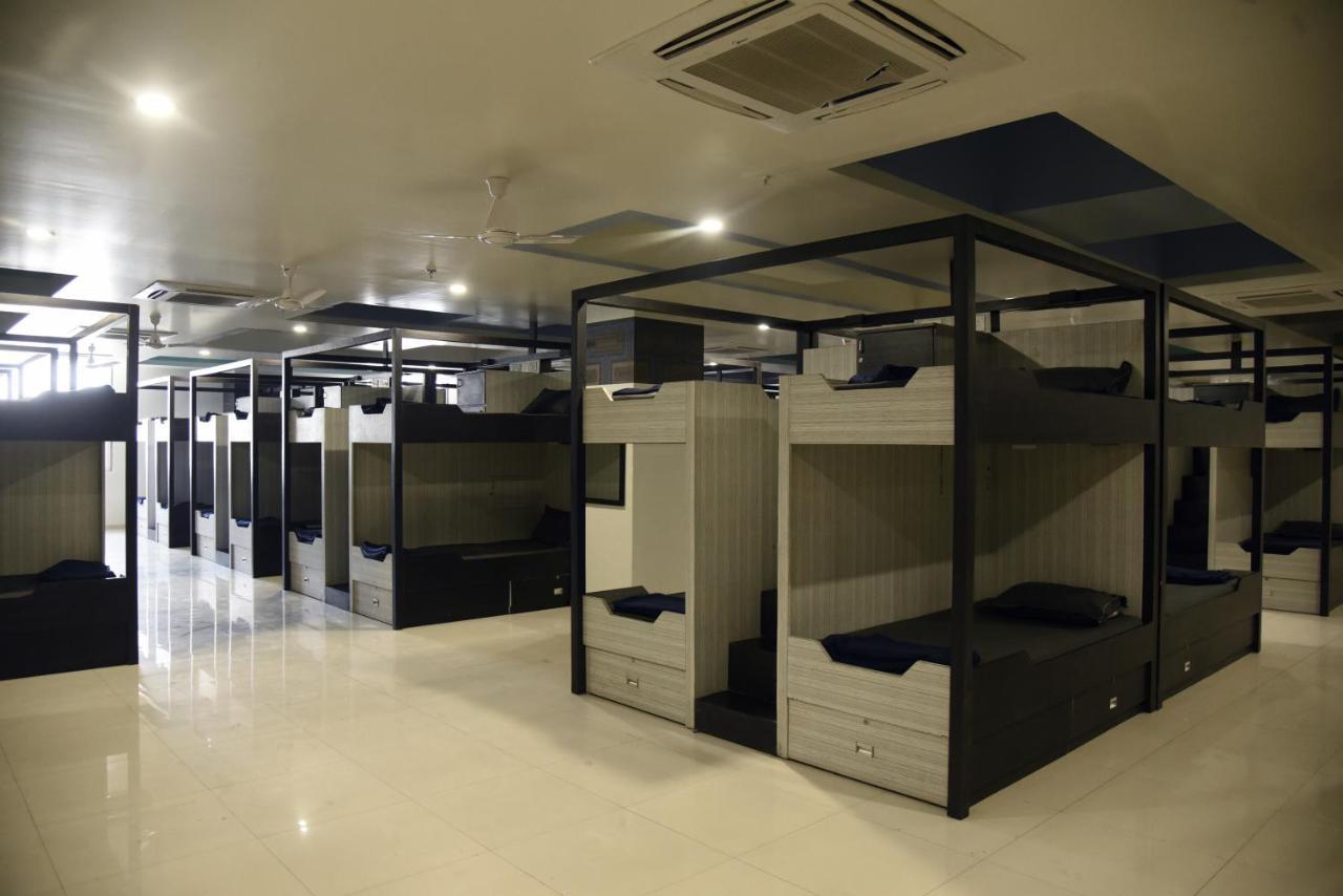 In & Out Dormitory Ahmedabad Extérieur photo