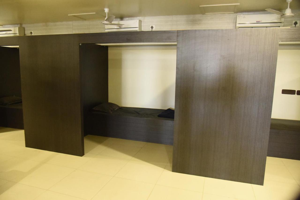 In & Out Dormitory Ahmedabad Extérieur photo