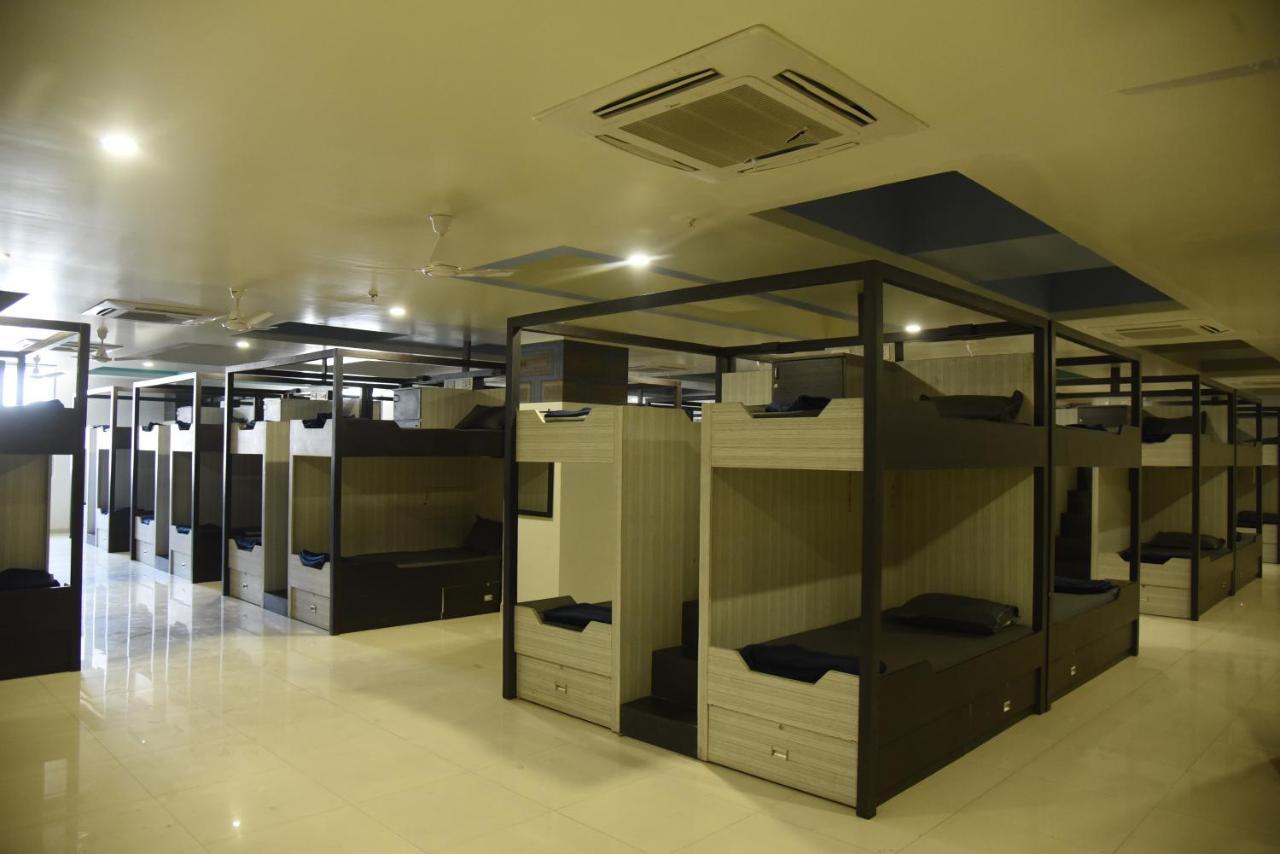 In & Out Dormitory Ahmedabad Extérieur photo