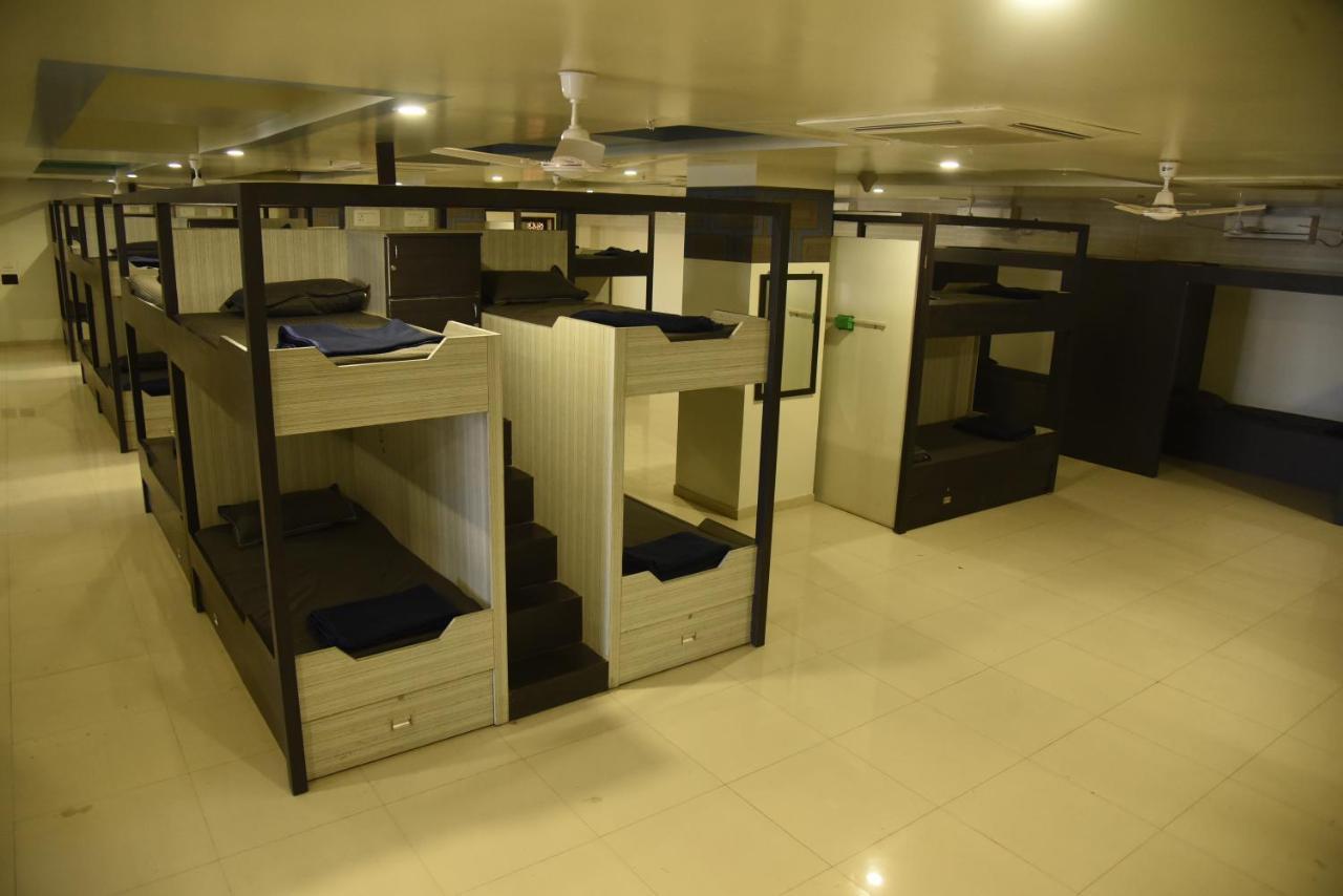 In & Out Dormitory Ahmedabad Extérieur photo
