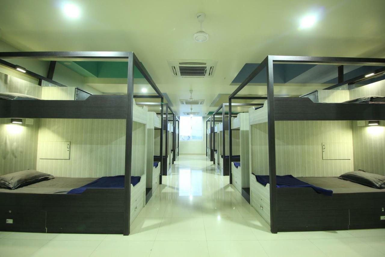 In & Out Dormitory Ahmedabad Extérieur photo