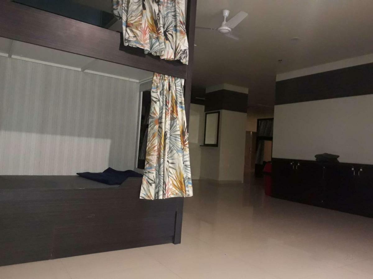 In & Out Dormitory Ahmedabad Extérieur photo